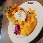 Hawaiian Cafe & Restaurant Merengue - 季節限定のマンゴー。卓上に常備のシロップたっぷりかけて美味しかった〰️(かけすぎ注意ですが)