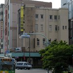 神谷バー - 店の外観。目立つ場所にあります。