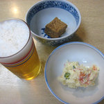 日乃家 - 小鉢2つとビール