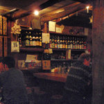 うりずん - １Ｆカウンター席と少人数用のテーブル席。　泡盛は沖縄の全メーカーのものをそろえているとか･･･