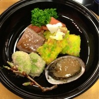 つきじ治作 - 前菜：サーモン燻製菜の花巻、蝶々長芋、合鴨ロース煮、きす三色美人粉揚、床節旨煮、天豆ぼんぼり合え