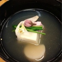 つきじ治作 - 吸い物、薄葛仕立：胡麻・道明寺合わせ豆腐