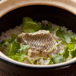 土鍋で炊いた炊き込みごはん（鯛めし）