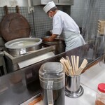 すかや 本店 - 蕎麦を茹でるご主人