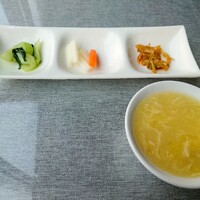 涵梅舫 銀座店 - セットの漬物とスープ