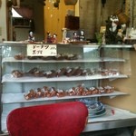 エイトドーナツ - こじんまりとした店内。