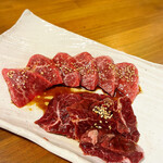 汀亭 日吉町店 - (上)カルビ　(下)ハラミ