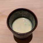 匠 進吾 - 最初の一品。この茶碗蒸し、最高！！
      浅利出汁、枝豆の擦り流し、蒸し鮑…
      ひんやりと贅沢に美味し過ぎる。