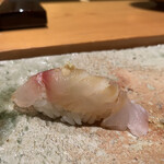 匠 進吾 - イサキ。
      淡白な白身のイメージでしたけど、なんのなんの。
      旨みもしっかり感じられて、これは美味しい！