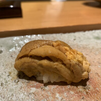 匠 進吾 - 赤雲丹！
                紫とも馬糞ともやっぱり違う。仄かな香り、しっかりした甘み、後味の苦味など複雑。
                一番好きなのは赤雲丹かも。