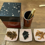 Ikemento Mikura - テーブルの上には手作りの鰹節と昆布の佃煮。そしてうどんかりんとう！