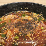 肉汁饂飩屋 とこ井 - 辛さが足らず、七味唐辛子とラー油を投入