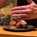 根津 焼鳥 照隅 - 盛り付けて仕上げのスパイス！