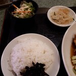 Hyakuban - ご飯、サラダ、春雨くらげ