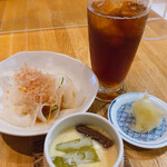 築地玉寿司 - セットのサラダと茶碗蒸し／黒烏龍茶