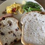 PAO - ナチュラルブレッドとぶどうパンの朝食
