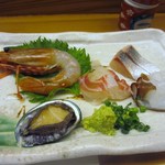会員制 寿司割烹鷹勝 - ランチコースの２皿目は玄海灘の新鮮なお魚のお刺身、昼間だからお酒が飲めなかったのがちょっと残念でした。
             