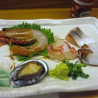 会員制 寿司割烹鷹勝 中洲店 - ランチコースの２皿目は玄海灘の新鮮なお魚のお刺身、昼間だからお酒が飲めなかったのがちょっと残念でした。
                   