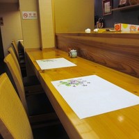 会員制 寿司割烹鷹勝 中洲店 - 私は一人だったんで立派なカウンターに座らせていただいて食事です。
                 
                ランチはお寿司が食べ放題のコースで２５００円のコースのみの設定でした・