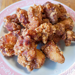 Karaage Daikichi - 骨なしからあげ500g、皿に盛っていただく。