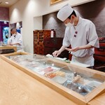 Sushi Dokoro Tatsutoshi - 以下写真掲載許可済、板場は大将と若い板さんで切り盛りされています。