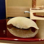 鮨 あお - スミイカ
      艶々と輝いていますね！
      サクッとした歯触りがなんとも心地良く、米酢のシャリがスミイカの美味しさをしっかりと下支えしています♪