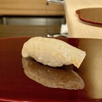 鮨 あお - マコガレイ
      肉厚な身の食感がブリブリとした弾力の良さが際立ちます！
      米酢の酸味が最初に感じられますが、直ぐにマコガレイの旨味が押し寄せてきます。
      シャリと種のバランスが良いですね、美味しいです♪