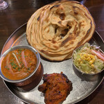 178625272 - ラチャパラタセット (ダルカレー、豆とチキン）豆の旨味が効いたインドカレーが好き♡　