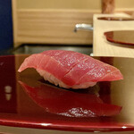 鮨 あお - 塩釜 鮪 赤身 藤田水産
      シャリの酸味と赤身の酸味が重なり、なかなかこの酸味の強さは他にはない独特な味わいです。
      夏の鮪のさっぱりさを補う味わいとしてこれはこれで心地良い美味しさだと感じます♪