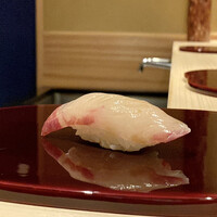 鮨 あお - 三重県 シマアジ 2kg
                    シマアジで2kgクラスは中型らしいのですが、今が旬ですから値段としては高値なのでは。
                    上品な脂の旨味の後味の余韻も長く、素晴らしい味わいです♪