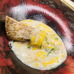 美会 - 喉黒の炙りです。干貝柱と蓮根の擦り流しのスープでいただきます