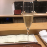 美会 - 最初は泡で乾杯