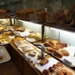 バックハウス・イリエ   - もちろんクリームパン以外のパンも一杯売ってます