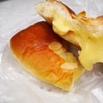 バックハウス・イリエ   - クリームパン 中のクリームはトロトロ♪