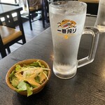 Teppan Yaki Okonomiyaki Hanako - ランチタイムのサラダとお冷やは一番絞りのジョッキ