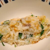 同心町 和食 瑞 - ⑩桜鱒&白味噌の炊き込みご飯
                      産卵期は秋、旬は春。
                      白鮭と異なり桜鱒は美味しい。
                      桜鱒は川の生存競争に負け海に下った山女魚で雄よりも雌が多い。