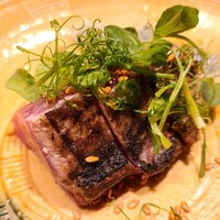同心町 和食 瑞 - ⑤炭火炙り鰹(和歌山県産)のたたき、胡麻油&胡麻塩&ポン酢のタレ掛け
                    日本近海での産卵期は夏、旬は春～秋
                    登り鰹らしいモチッとした身で、臭みなどは感じません。
                    脂はサッパリした軽めで爽やかな旨み。