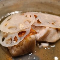 同心町 和食 瑞 - ⑦炭火焼き金目鯛(千葉県産)、甘酢漬け薄切り蓮根載せ
                    産卵期は夏、旬は秋～晩冬。
                    芳ばしい香り、皮はパリッとして、皮下の脂の旨みがしっかり。