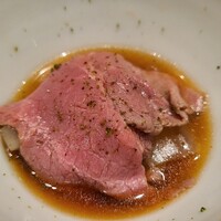 同心町 和食 瑞 - ⑨仙台牛(宮城県産)と新玉葱のしゃぶしゃぶ、摺り青柚子皮掛け
                    レアな火入れのしゃぶしゃぶ、牛肉らしい強めの旨みを青柚子でサッパリと頂きます。
                    新玉葱の甘みと割下がマッチしてます。
