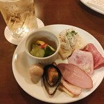 THE ROSE&CROWN - 前菜と燻製。自分の皿に取ったあとの写真。