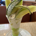 銀座コージーコーナー - 茨城県メロンのパフェ１７６０円。ジューシーな果肉がたっぷりで、コージーコーナーらしさ？はあまりない気もしますが、メロン欲は満たされました。
