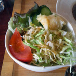 マゴコロ - カツカレー（チキンカツ）870円のサラダ