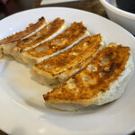Ooshima Hanten - 大きめで肉多めの餃子。肉汁を見ればこの餃子の素晴らしさがわかります。こぼすと勿体無いのでレンゲでいただきました