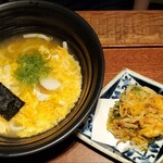 麺匠の心つくし つるとんたん - 赤玉子玉子とじのおうどんとかき揚げ（家人）