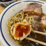 手打式超多加水麺 ののくら - 見よ、この濃厚な半熟玉子。旨い。