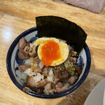 手打式超多加水麺 ののくら - 半熟玉子を乗せちゃった。本当は、チャーシューご飯に、温泉玉子をトッピングしたい(＞人＜;)