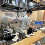 手打式超多加水麺 ののくら - 黙々と作る店主