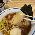 手打式超多加水麺 ののくら - 大葉のワンタンが、ワンパンチのアクセント╰(*´︶`*)╯♡