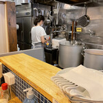 手打式超多加水麺 ののくら - チャーシューご飯を担当する奥さん。