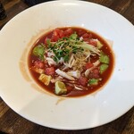 マンジャーレ - 蒸し鶏とアボカドの和風トマトスープの冷製パスタ
